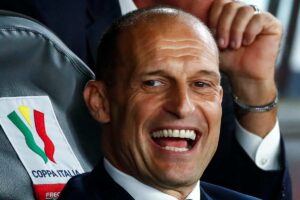 Massimiliano Allegri sorridente in panchina