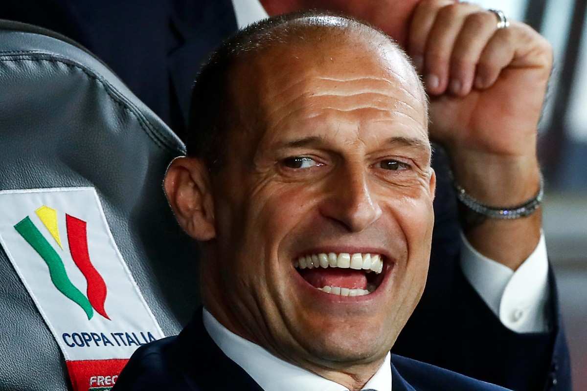 Massimiliano Allegri sorridente in panchina