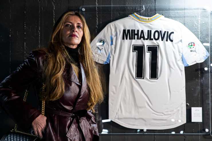 Arianna Mihajlovic posa con una maglia di Sinisa