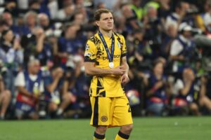 Nicolo Barella deluso alla premiazione di Monaco di Baviera