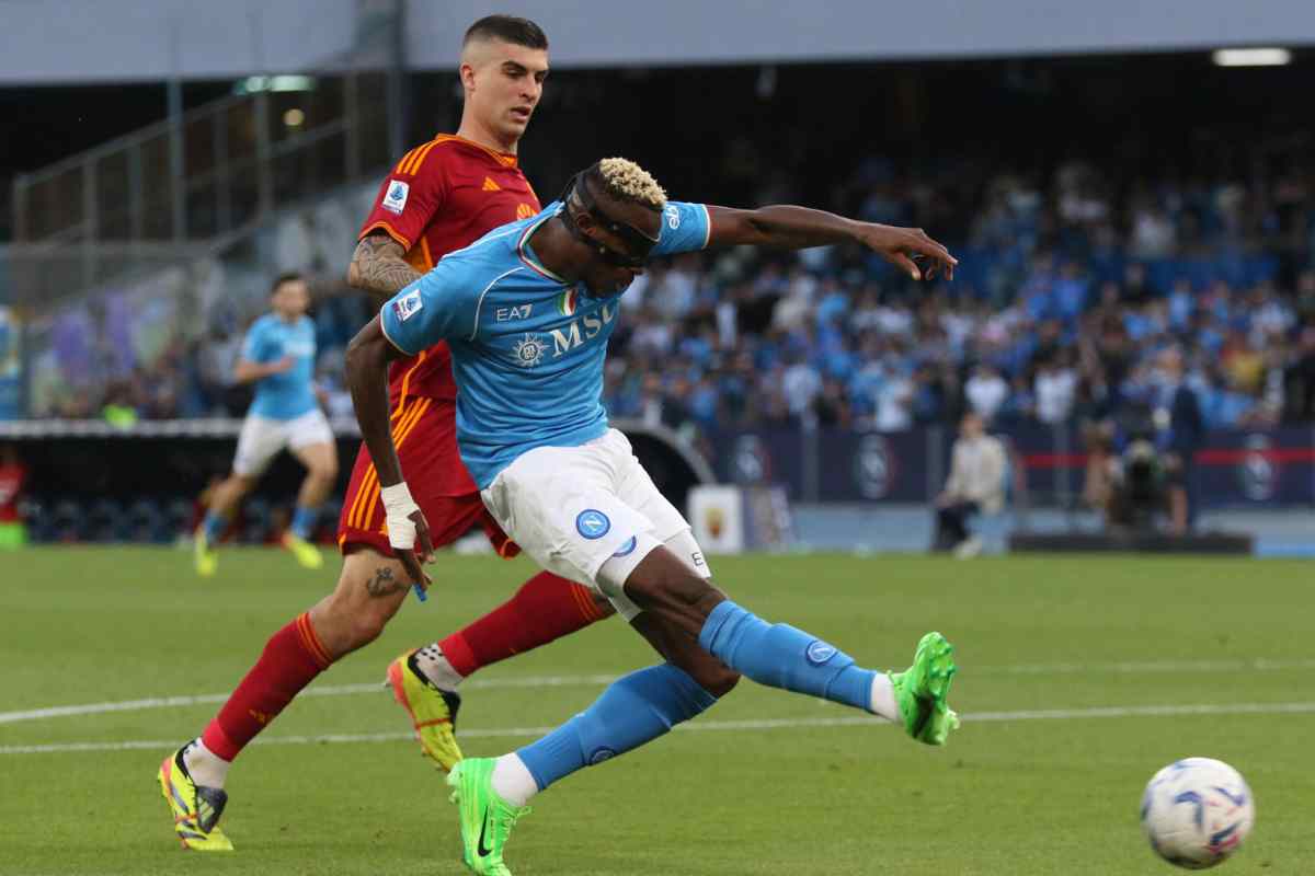 Victor Osimhen in azione contro la Roma