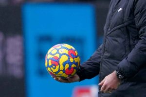 Allenatore con un pallone in mano