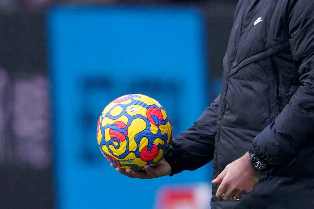 Allenatore con un pallone in mano