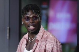 Paul Pogba in primo piano e con gli occhiali