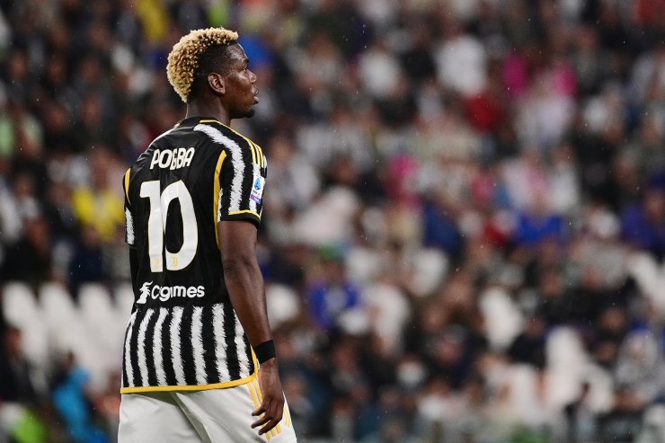 Paul Pogba di profilo, di schiena e con la maglia della Juventus