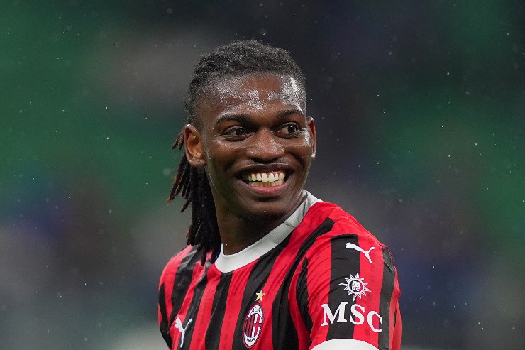 Rafael Leao in azione con la maglia rossonera