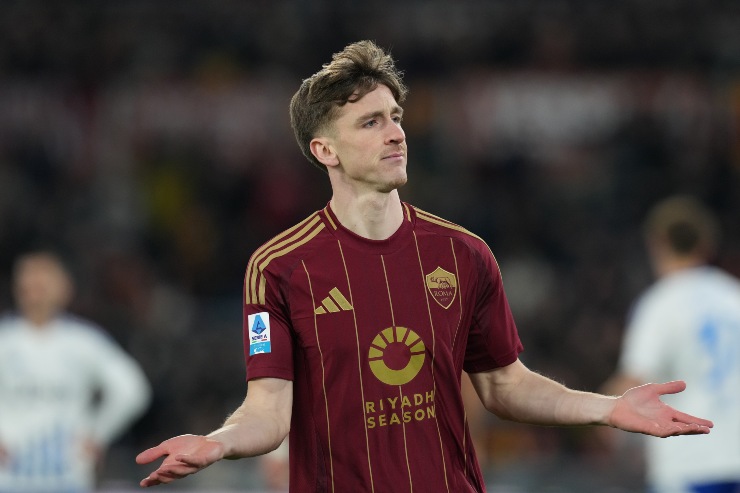 Alexis Saelemaekers con la maglia della Roma