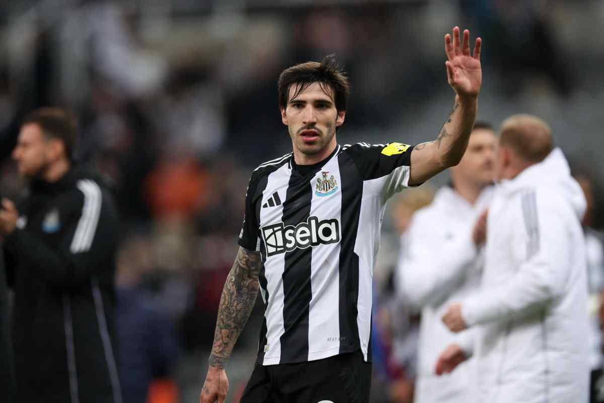 Sandro Tonali in campo con il Newcastle