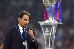 Simone Inzaghi con al collo la medaglia dopo la finale di Champions