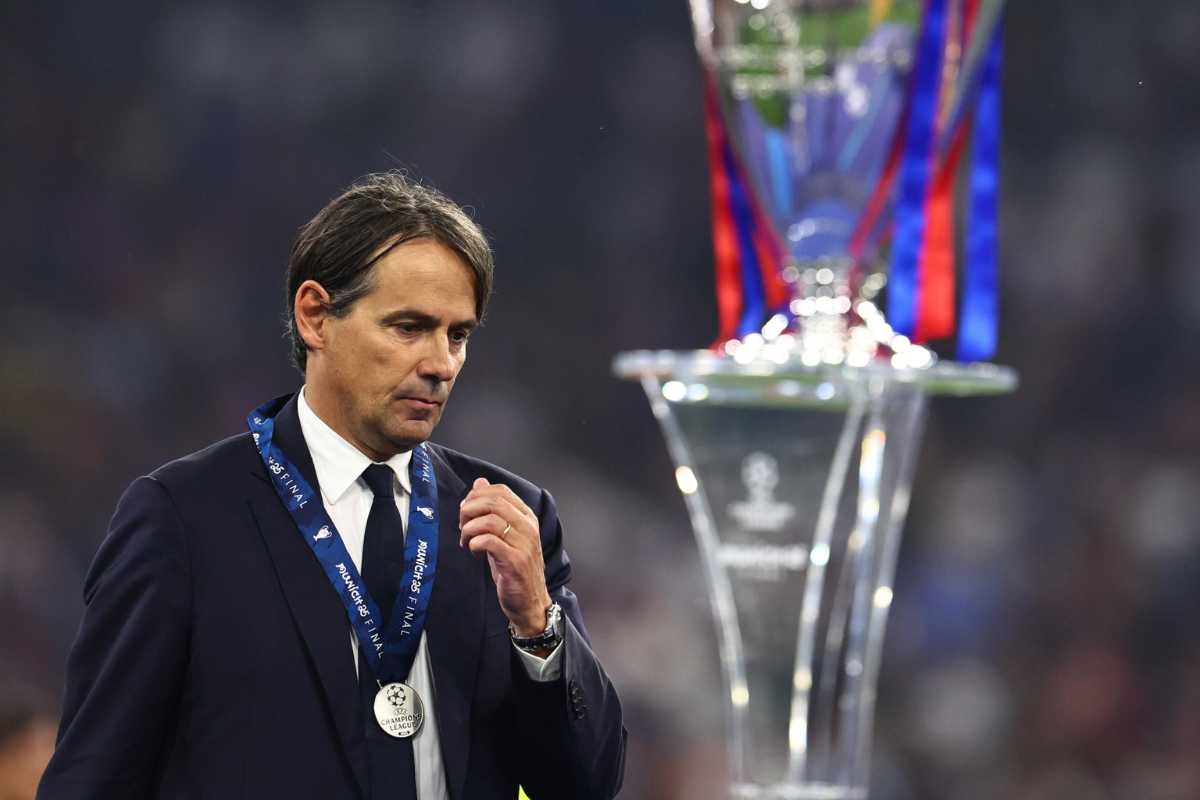 Simone Inzaghi con al collo la medaglia dopo la finale di Champions