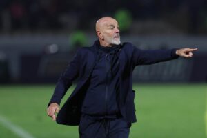 Stefano Pioli dà indicazioni ai calciatori