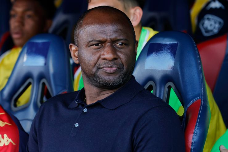 Patrick Vieira seduto in panchina