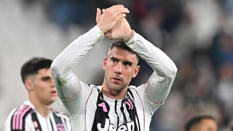 Dusan Vlahovic saluta i suoi tifosi
