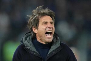 Antonio Conte urla ai suoi dalla panchina
