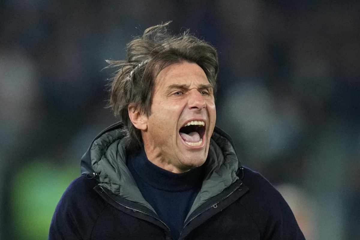 Antonio Conte urla ai suoi dalla panchina