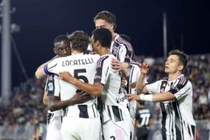 i calciatori della Juventus esultano dopo un gol