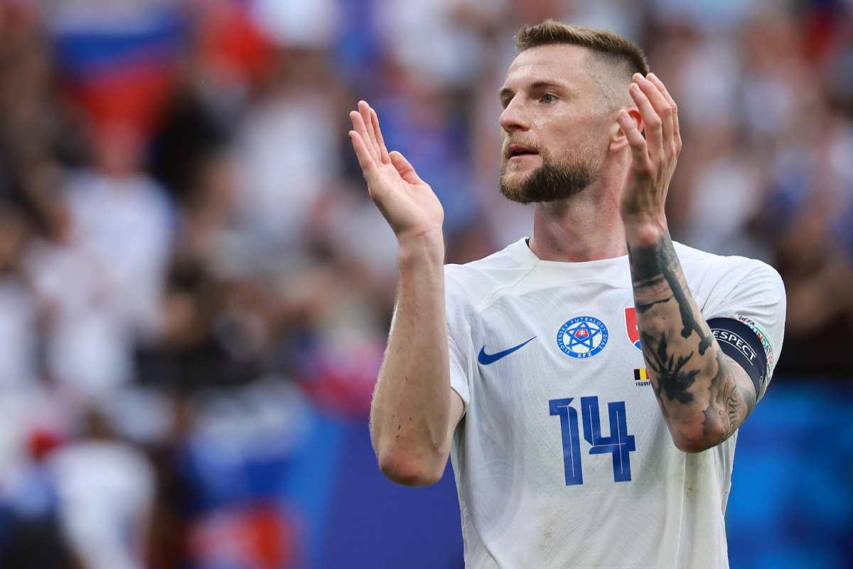 Skriniar saluta il pubblico con la maglia della Slovacchia
