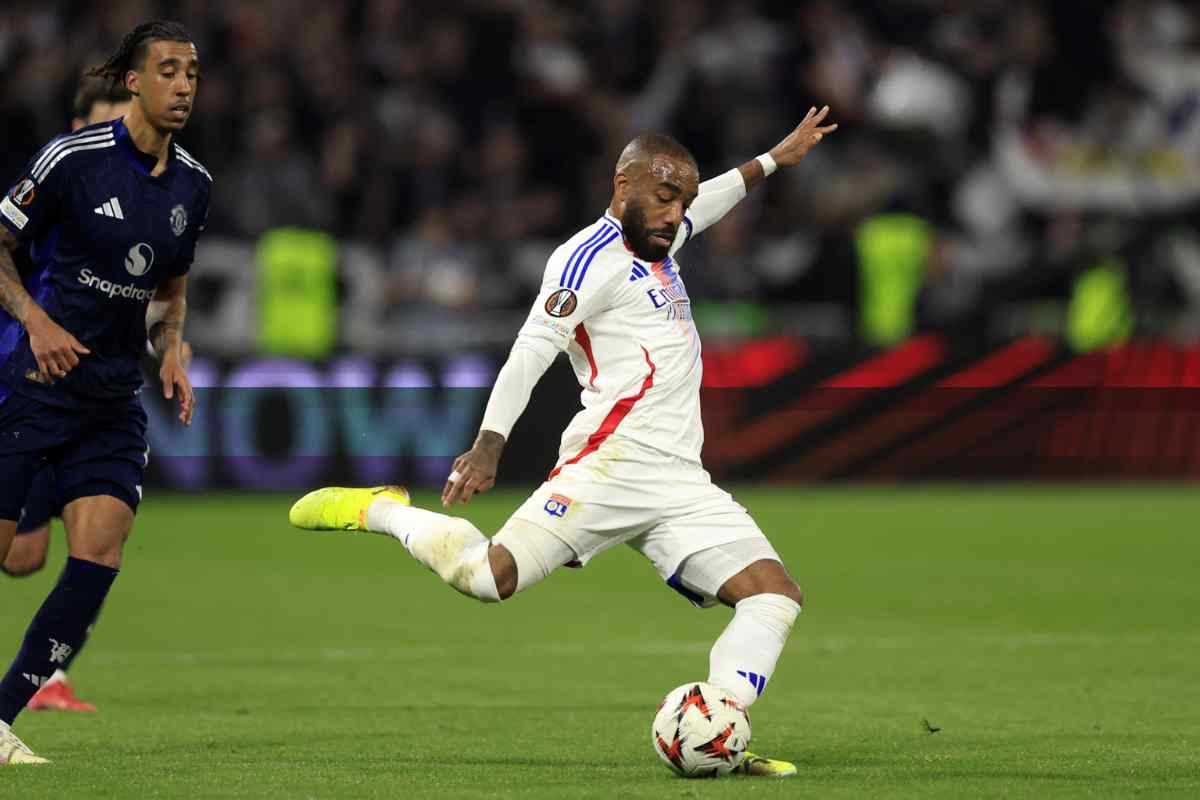Lacazette si prepara a calciare il pallone