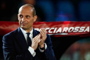 Max Allegri applaude dalla panchina