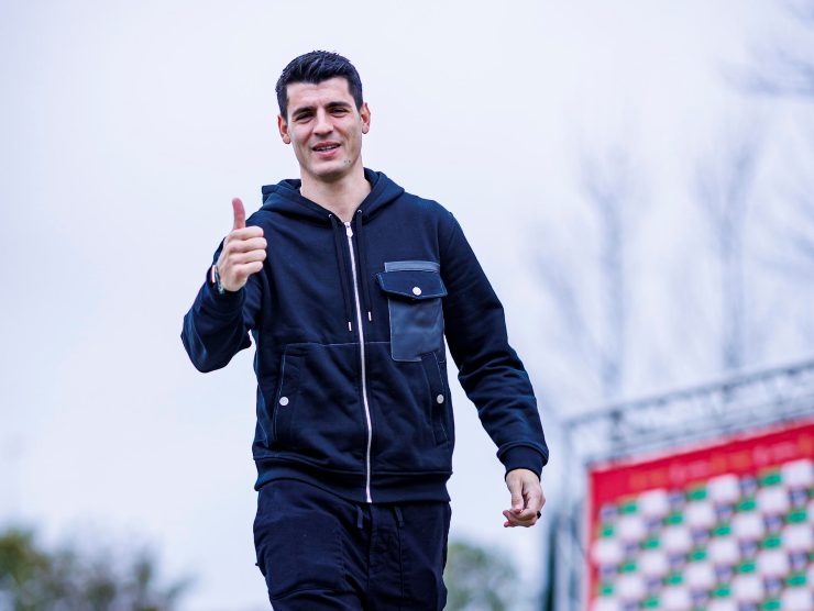 Alvaro Morata saluta le telecamere con il pollice