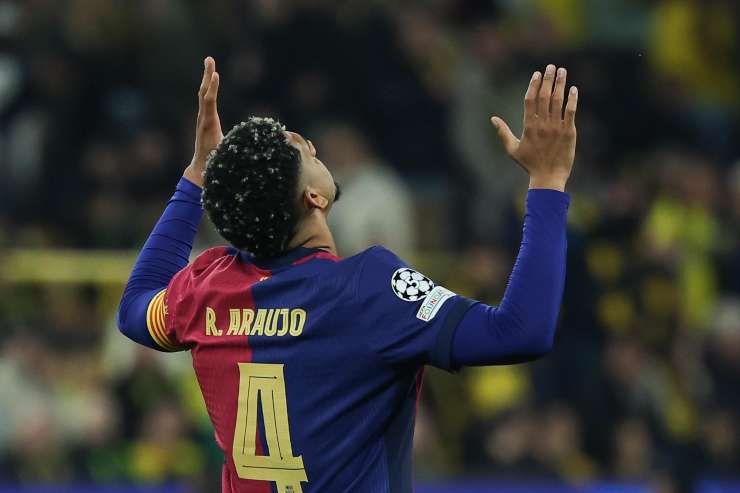 Araujo prega durante una partita