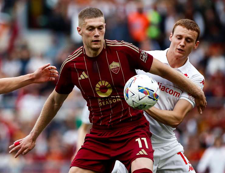 Artem Dovbyk in azione con la Roma