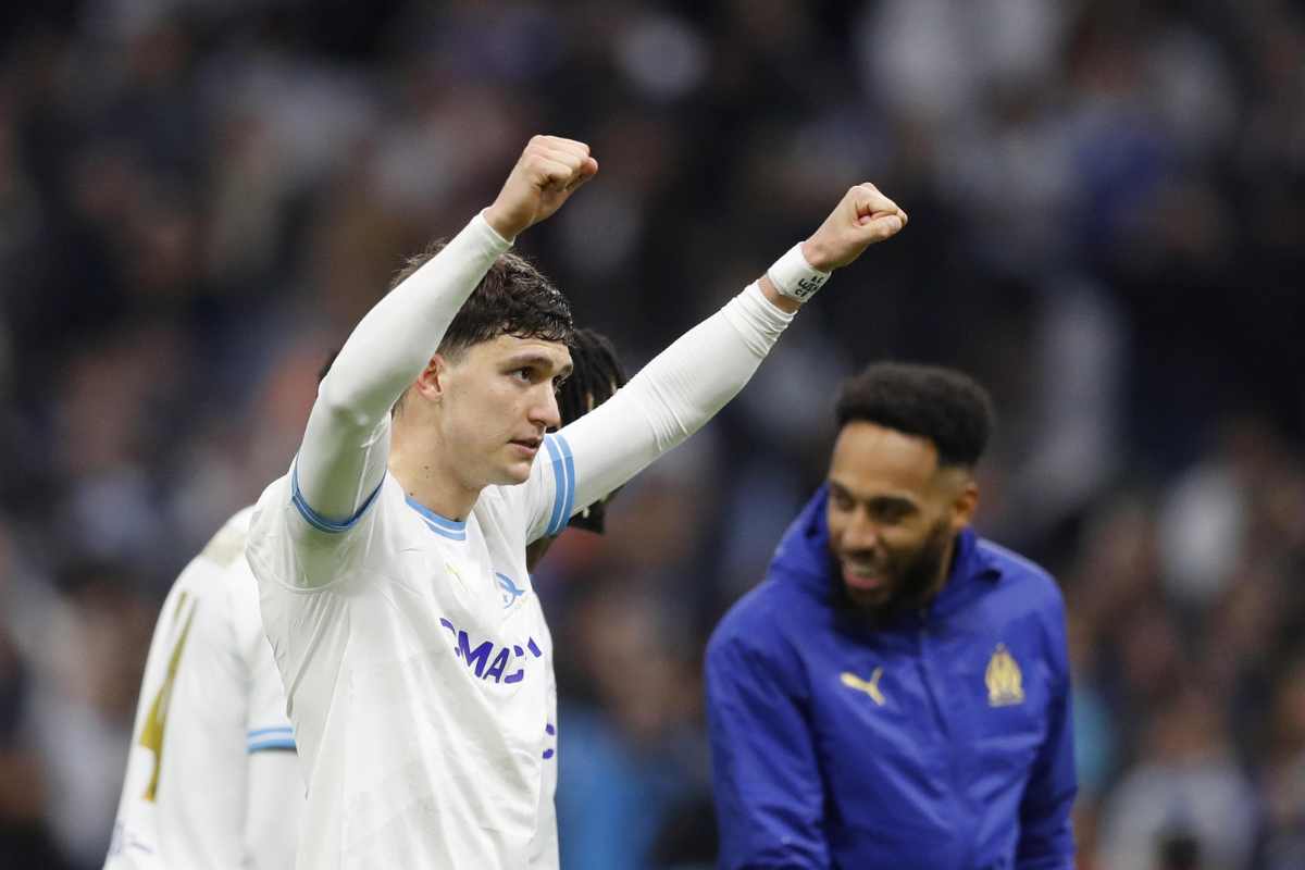 Leonardo Balerdi esulta in campo con la maglia del Marsiglia