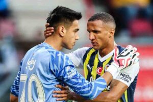 Becao insieme ad un portiere