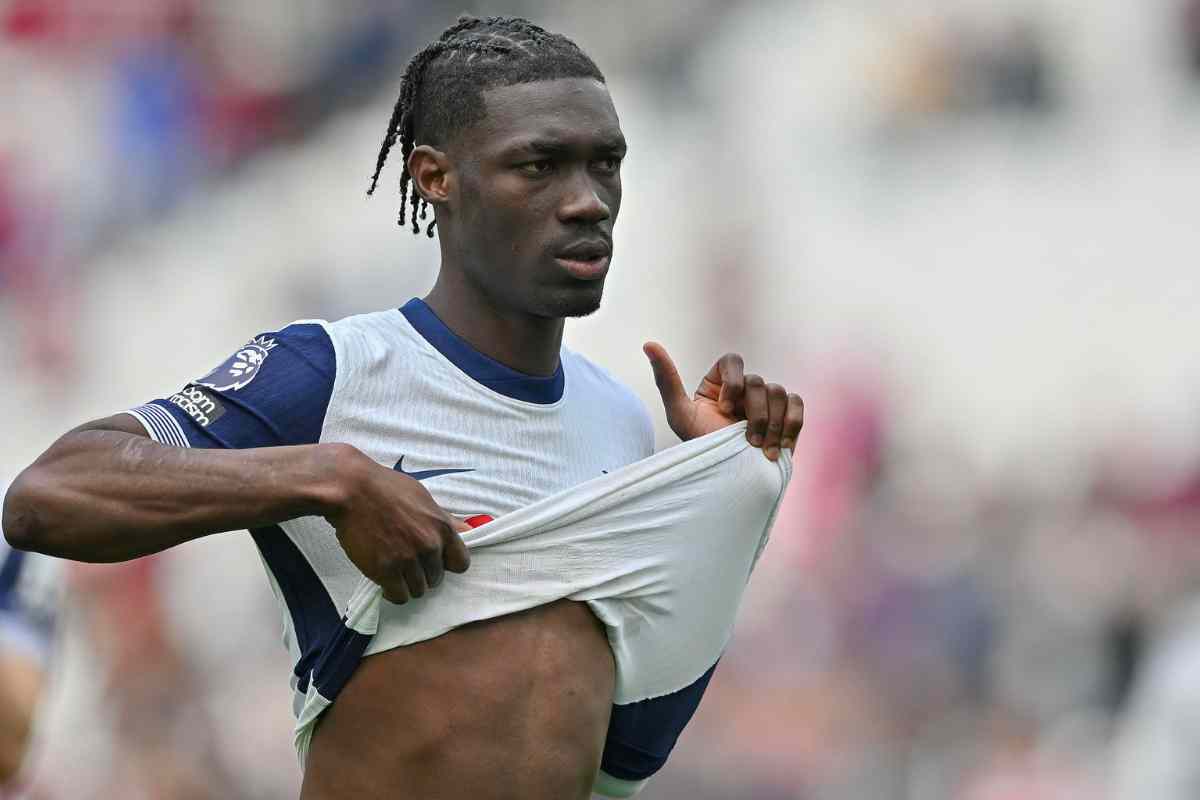 Yves Bissouma in campo con il Tottenham