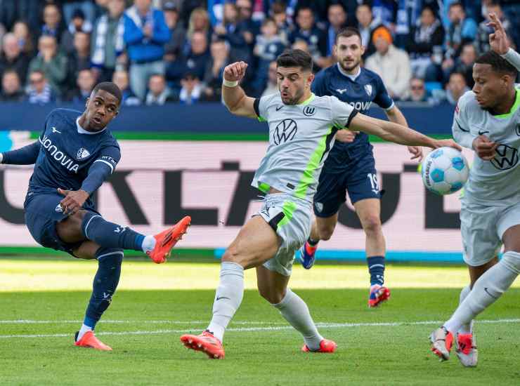 Boadu calcia in una partita