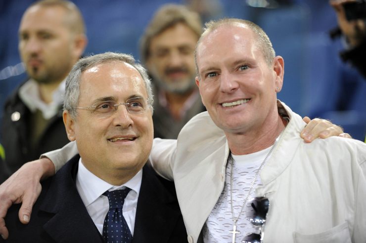 Paul Gascoigne sorridente e abbracciato a Claudio Lotito