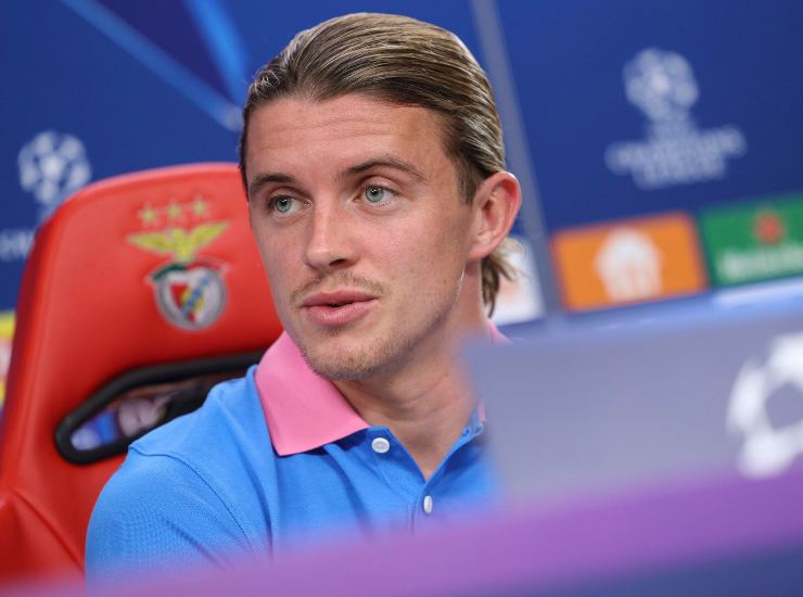 Gallagher durante in conferenza stampa