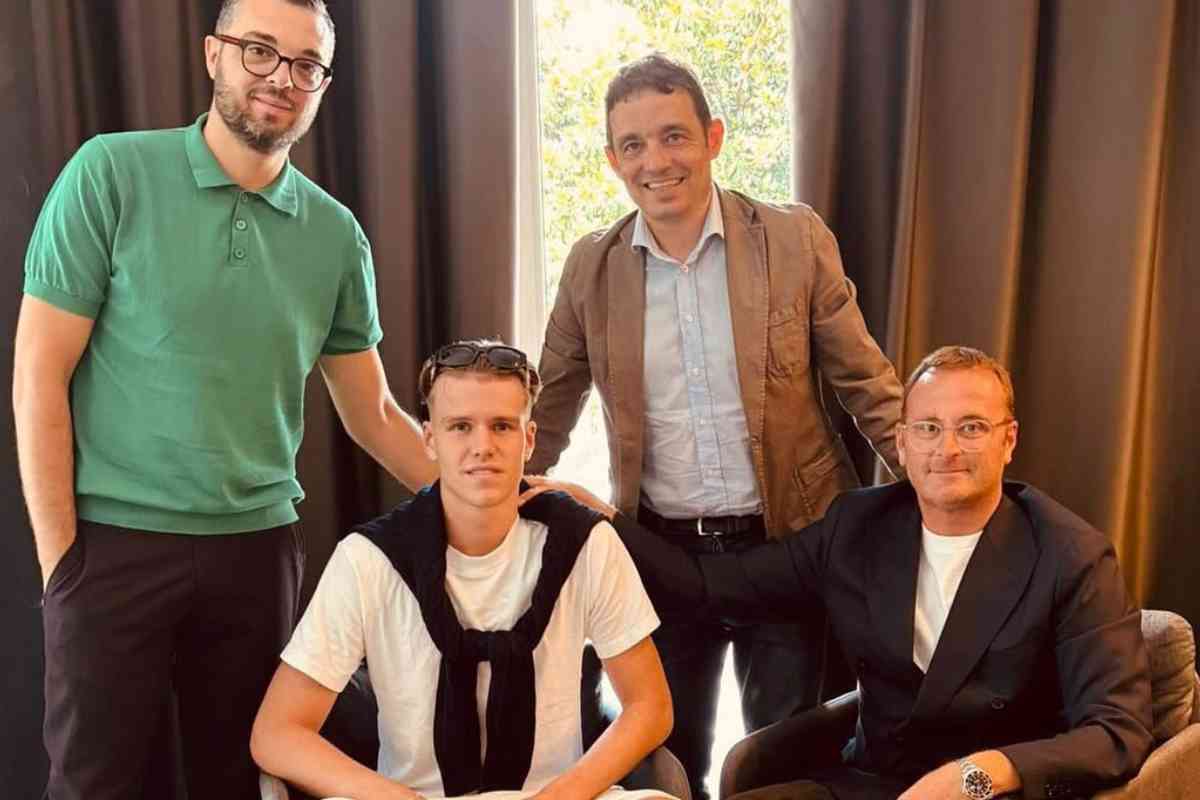 Jonas Dahlberg Strand con i rappresentanti dell'agenzia