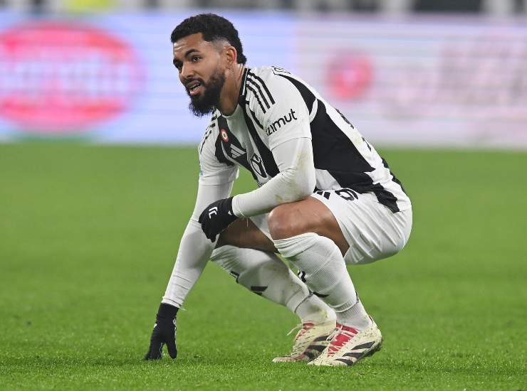 Douglas Luiz in campo
