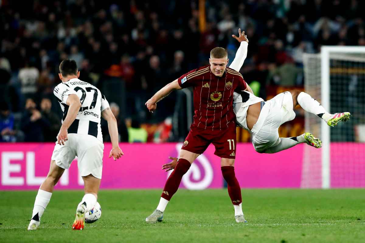 Dovbyk con la maglia della Roma