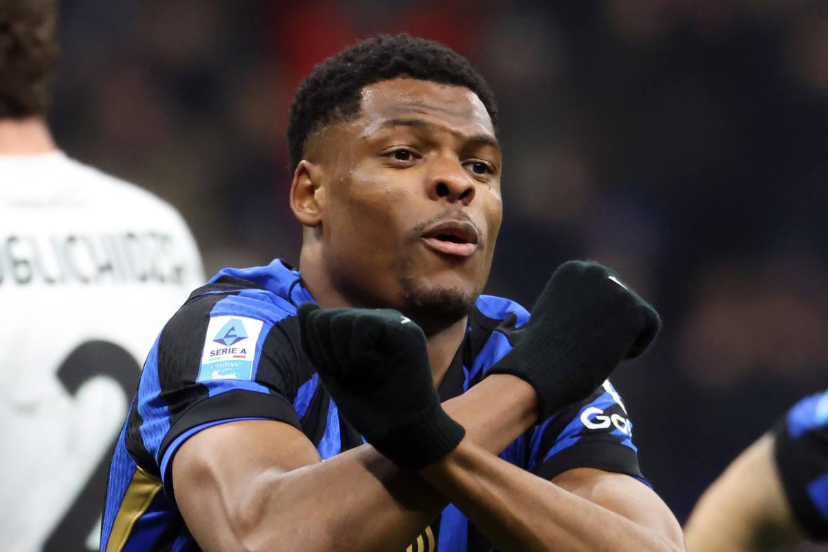Dumfries esulta dopo un gol