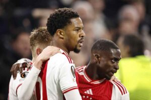 Forbs esulta con i compagni dell'Ajax