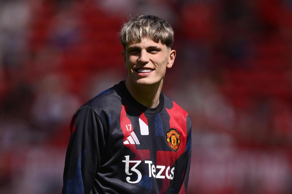 Alejandro Garnacho sorridente prima di una partita