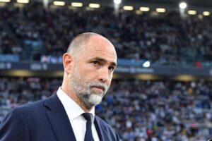 Igor Tudor osserva perplesso da bordo campo