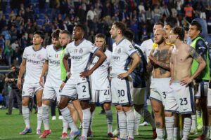 Giocatori dell'Inter sotto la curva