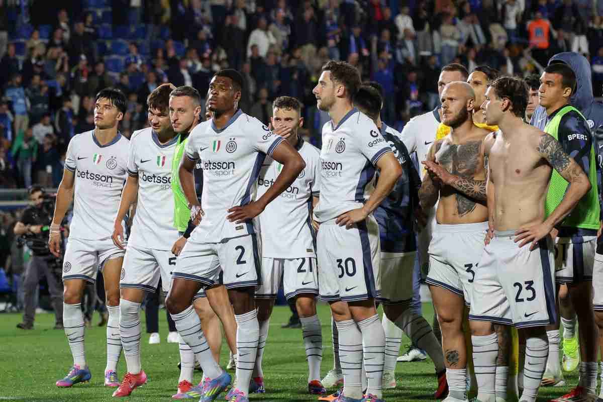 Giocatori dell'Inter sotto la curva