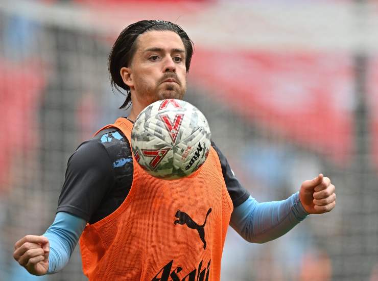 Grealish controlla la palla