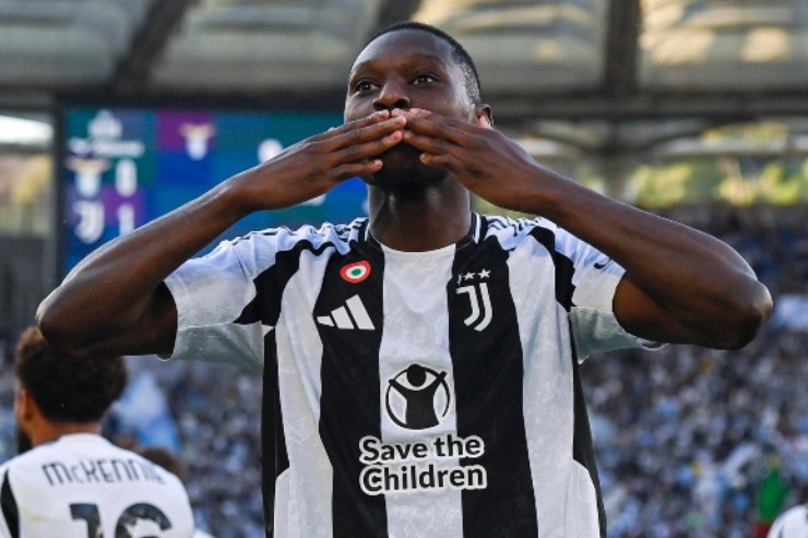 Randal Kolo Muani esulta dopo il gol