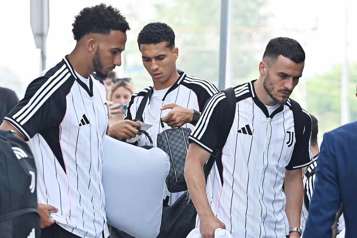 Lloyd Kelly, Alberto Costa e Filip Kostic osservano