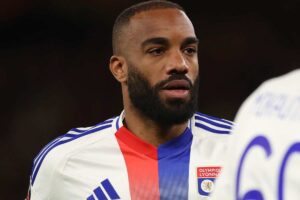 Alexandre Lacazette in campo con il Lione