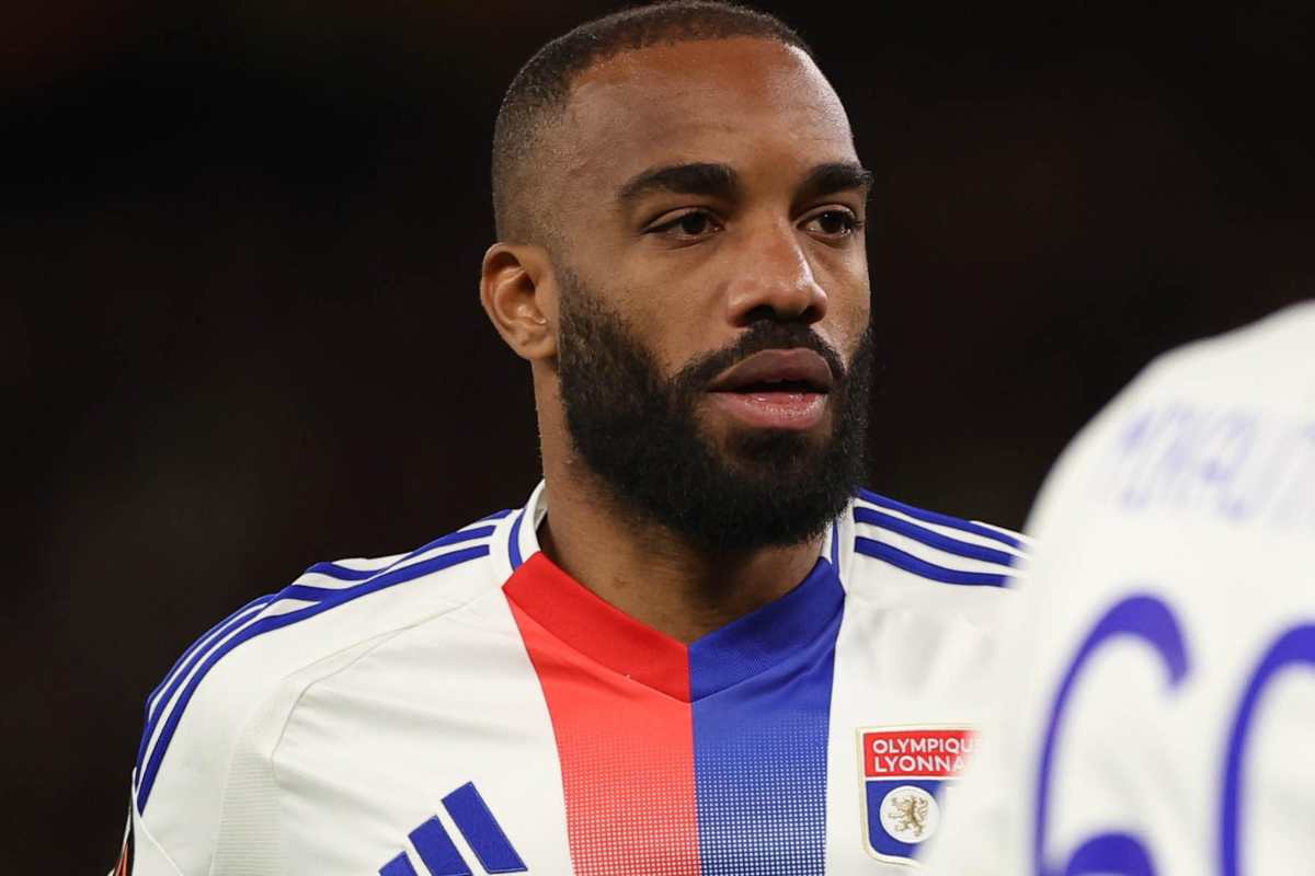Alexandre Lacazette in campo con il Lione 