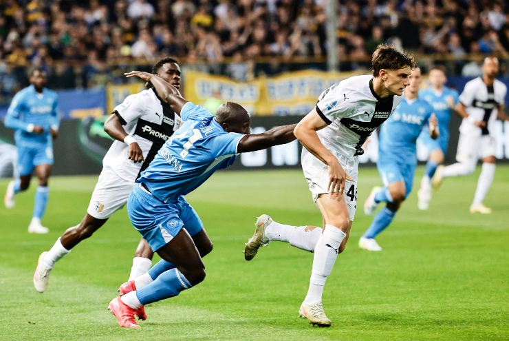 Leoni e Lukaku lottano in mezzo al campo