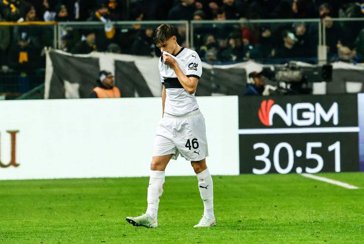Giovanni Leoni si porta la maglia verso la bocca