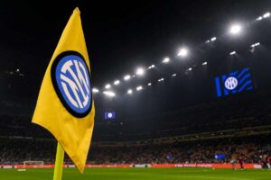 Il logo dell'Inter sulla bandierina del corner