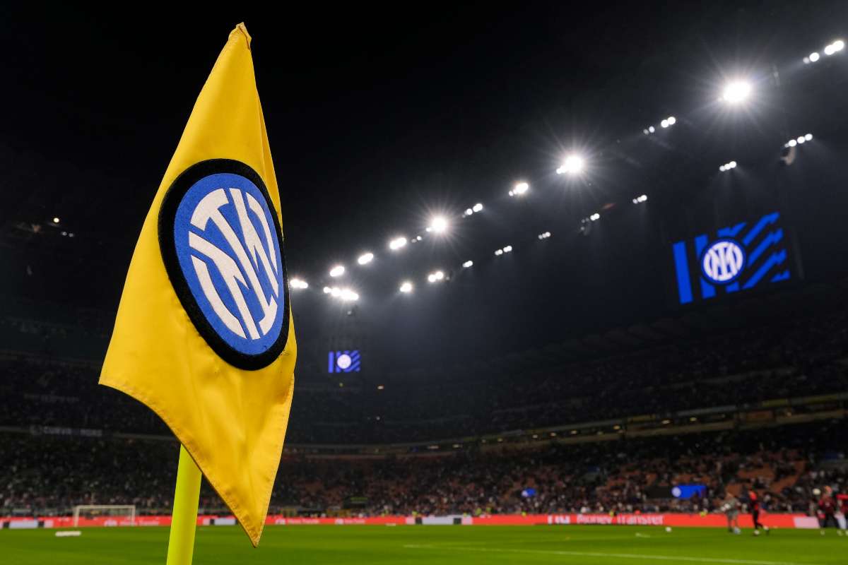 Il logo dell'Inter sulla bandierina del corner